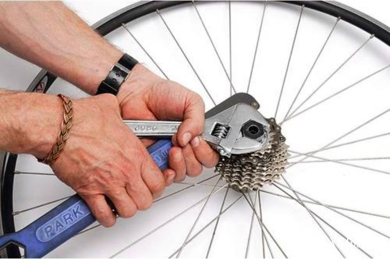 REMOVAL OF CASSETTE LOCKRING