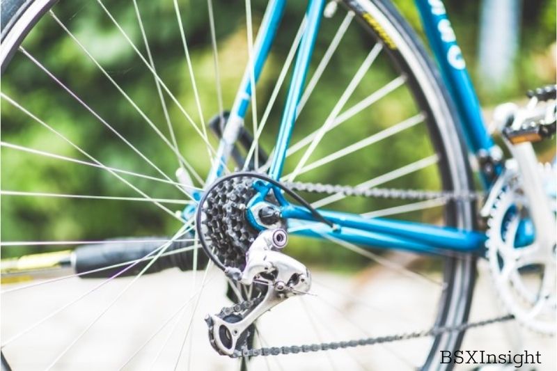 how to tighten spokes on a bike