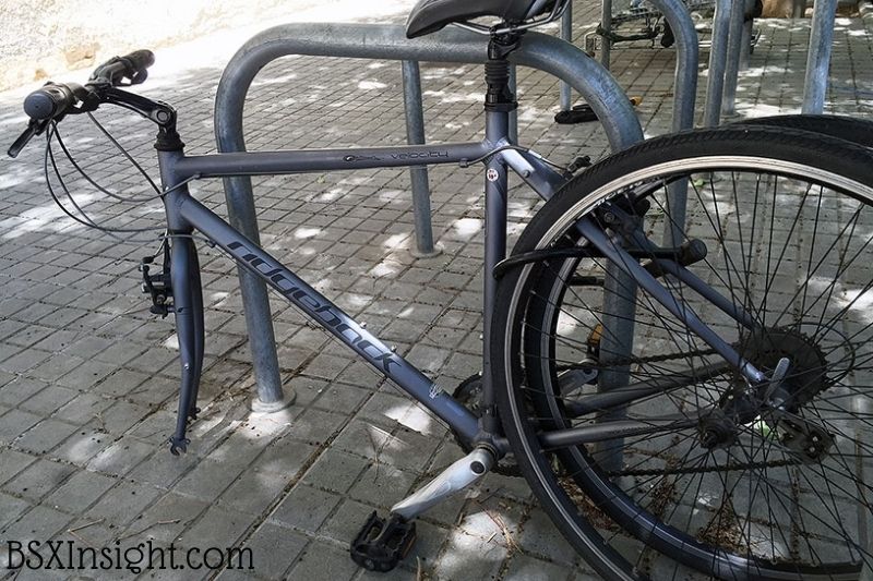Locking your bicycle with a single lock and the front wheel off